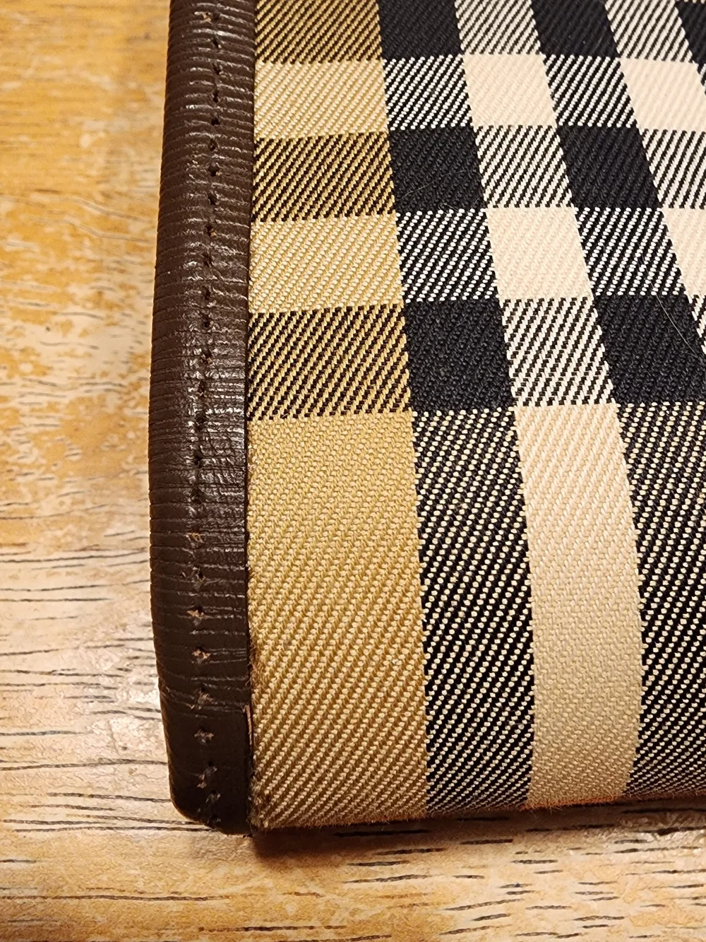 vintage Burberry bag features the classic Nova check canvas pattern